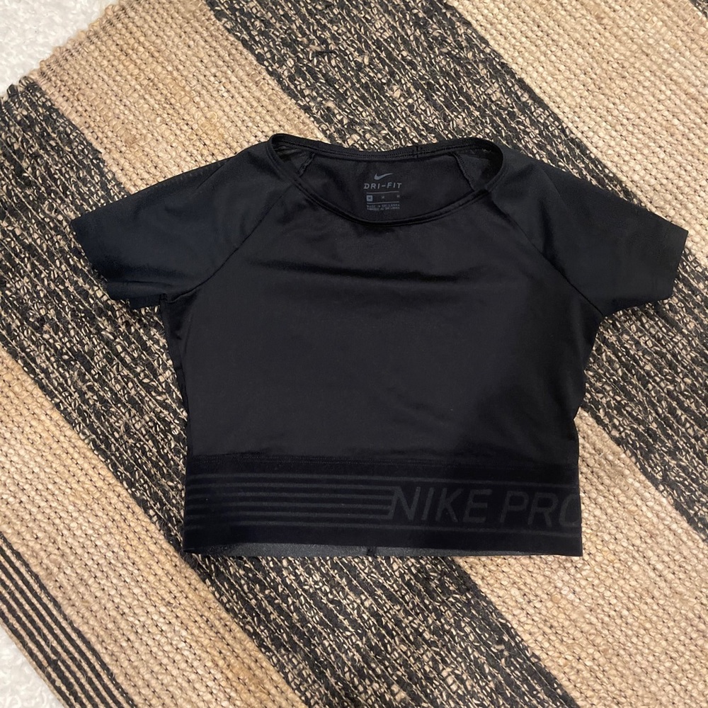 nike short sleeve crop top